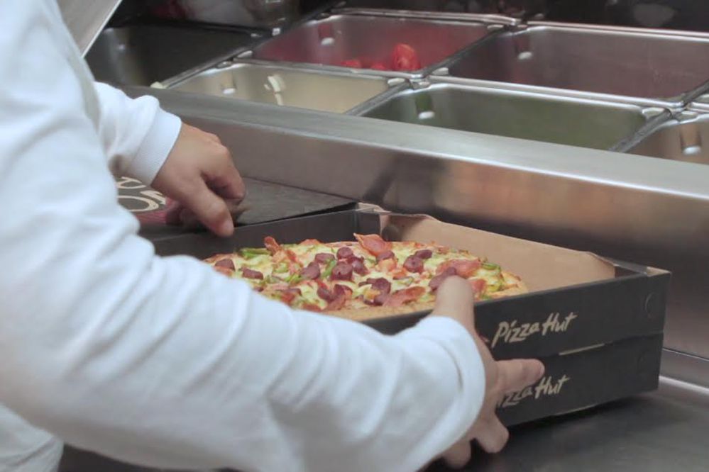 Pizza Hut presentó la sorprendente Wow Box en un delivery ¡wow!